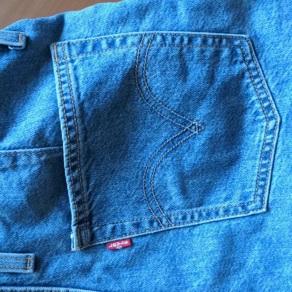 Levi's High Rise Mom Shorts - Picture 11 of 11